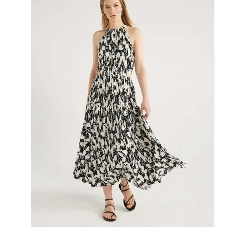 Scoop cutout high neck pleated Dress